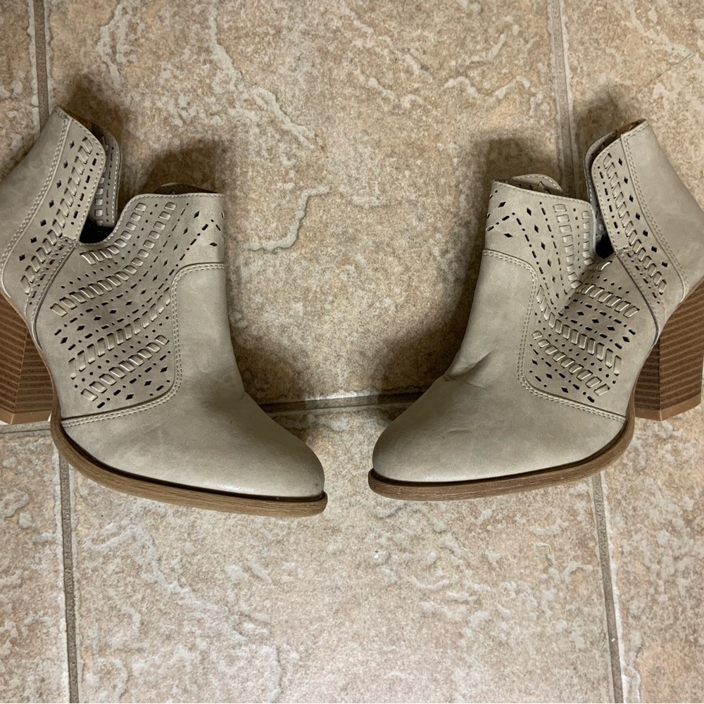 Tan daisy fuentes boots size 9